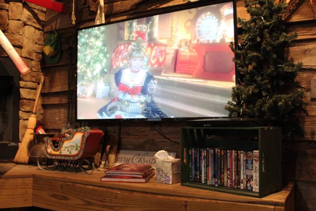 Rural Life On A Real Christmas Tree Farm! Hallmark Experience! Ozark エクステリア 写真