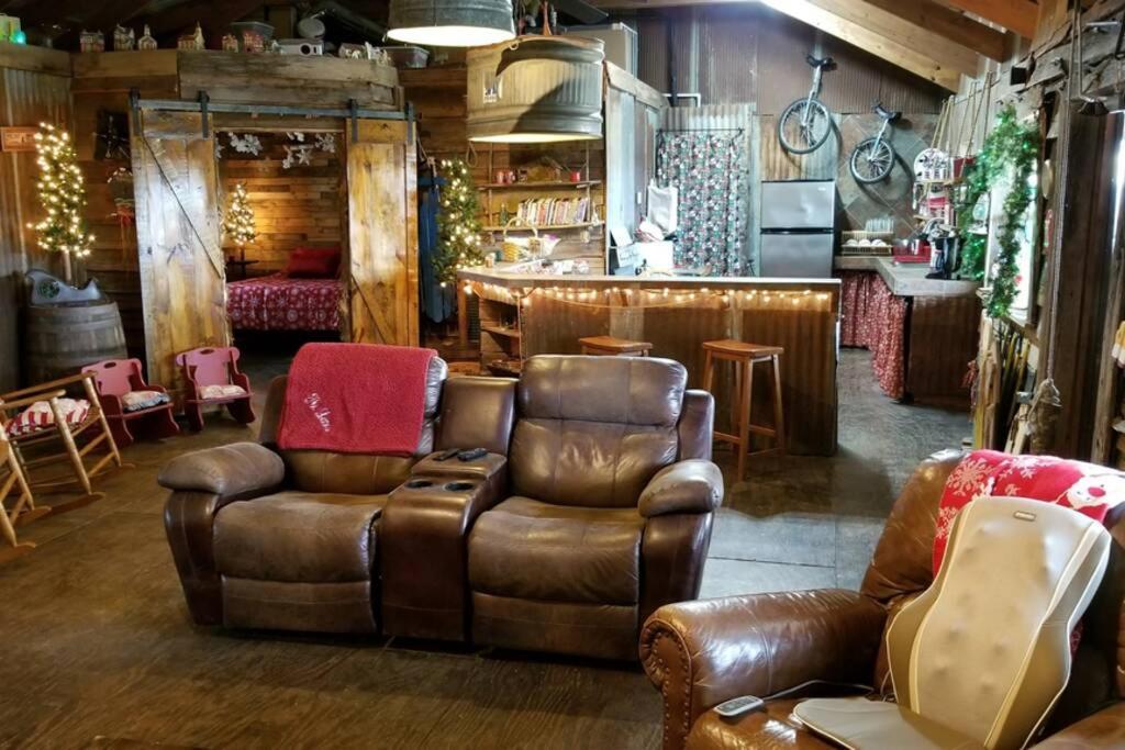 Rural Life On A Real Christmas Tree Farm! Hallmark Experience! Ozark エクステリア 写真