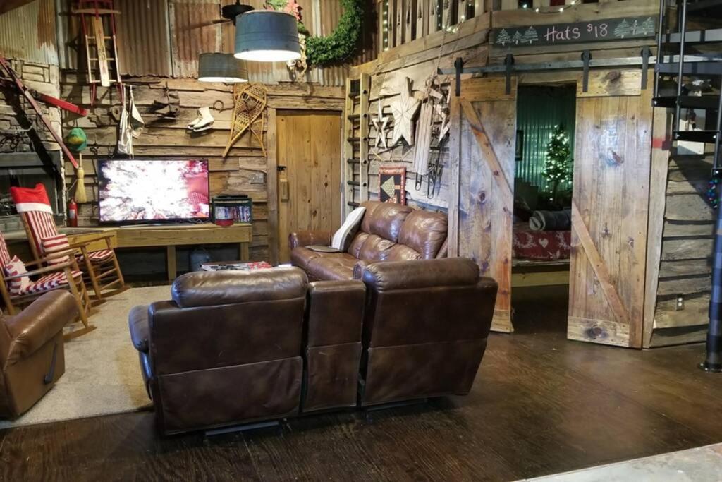 Rural Life On A Real Christmas Tree Farm! Hallmark Experience! Ozark エクステリア 写真