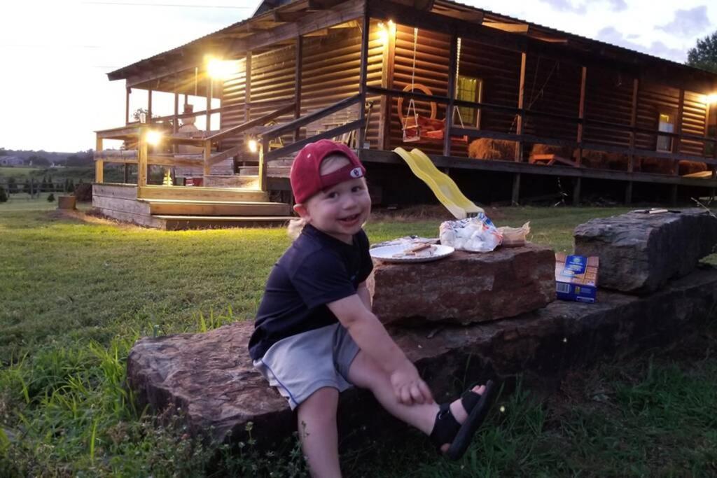 Rural Life On A Real Christmas Tree Farm! Hallmark Experience! Ozark エクステリア 写真