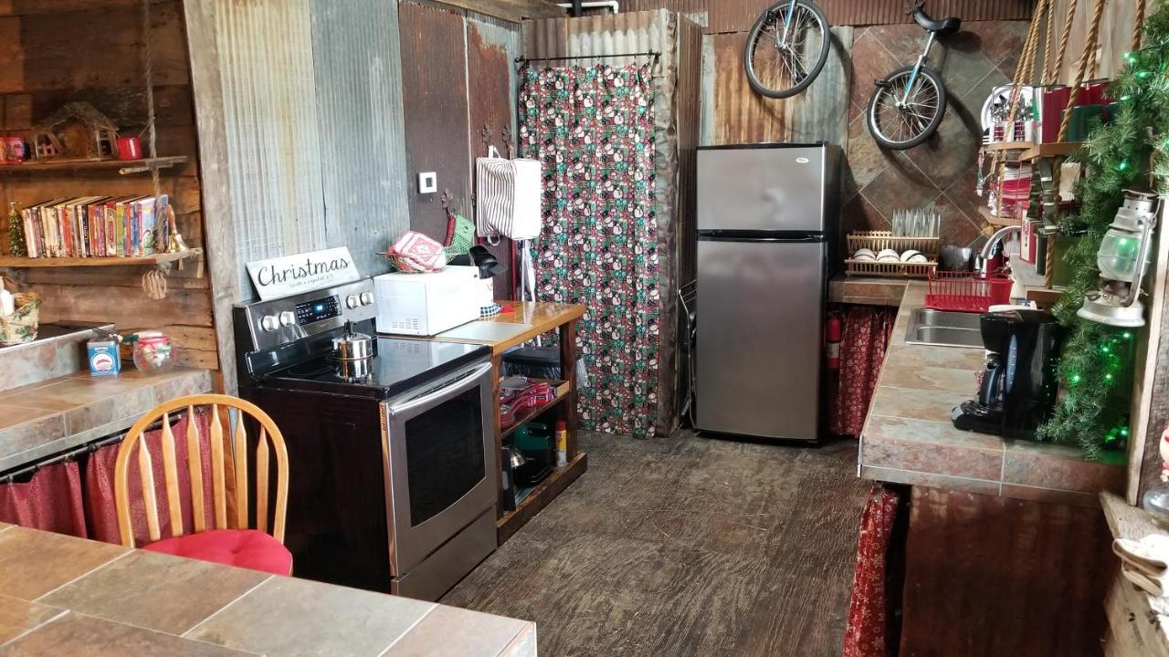 Rural Life On A Real Christmas Tree Farm! Hallmark Experience! Ozark エクステリア 写真