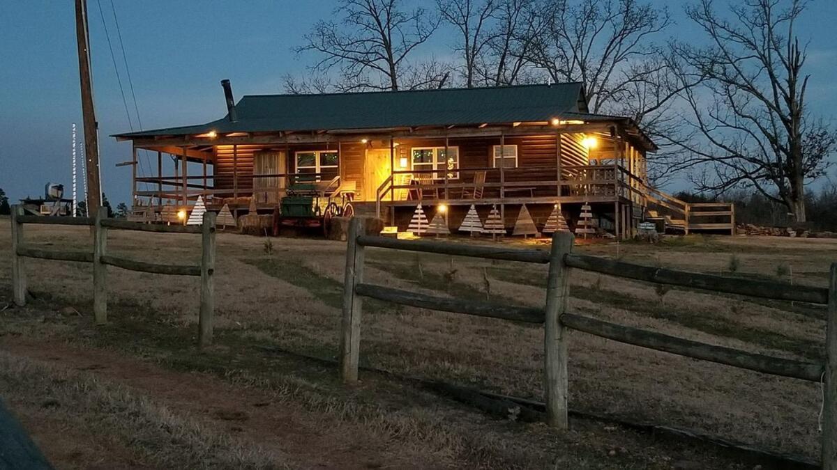 Rural Life On A Real Christmas Tree Farm! Hallmark Experience! Ozark エクステリア 写真