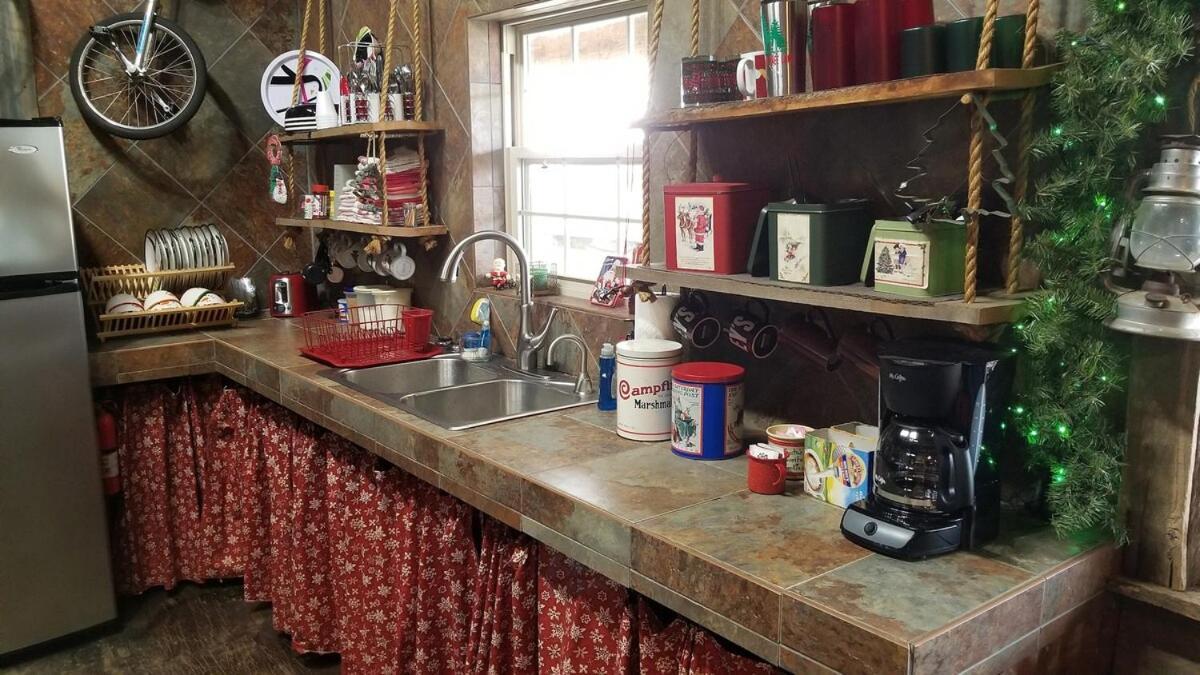 Rural Life On A Real Christmas Tree Farm! Hallmark Experience! Ozark エクステリア 写真